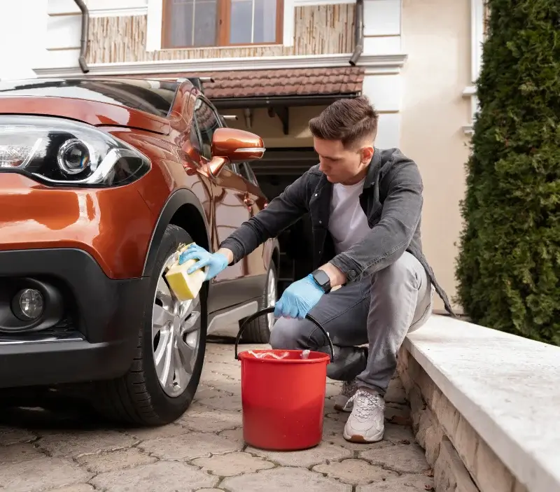 Lavage auto à domicile Marchastel : professionnel intervenant sur un véhicule